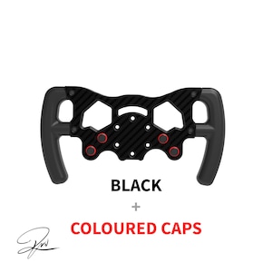 Puede incluir: Volante negro con centro de fibra de carbono y tapas de color rojo. El volante tiene un diseño único con un cubo central y dos manijas. El texto "BLACK + COLOURED CAPS" se muestra debajo.