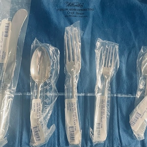 Kirk Steiff Williamsburg Shell New never opened Sterling silver 5 piece place setting