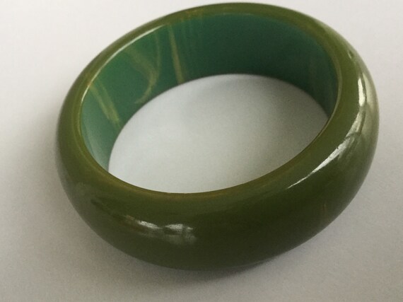 Pea soup bakelite wide bangle bracelet   VJSE - image 4