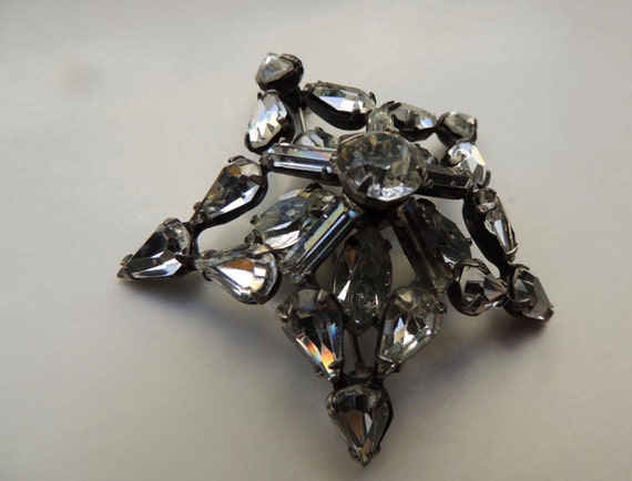 Kramer of New York rhinestone snowflake brooch   … - image 5