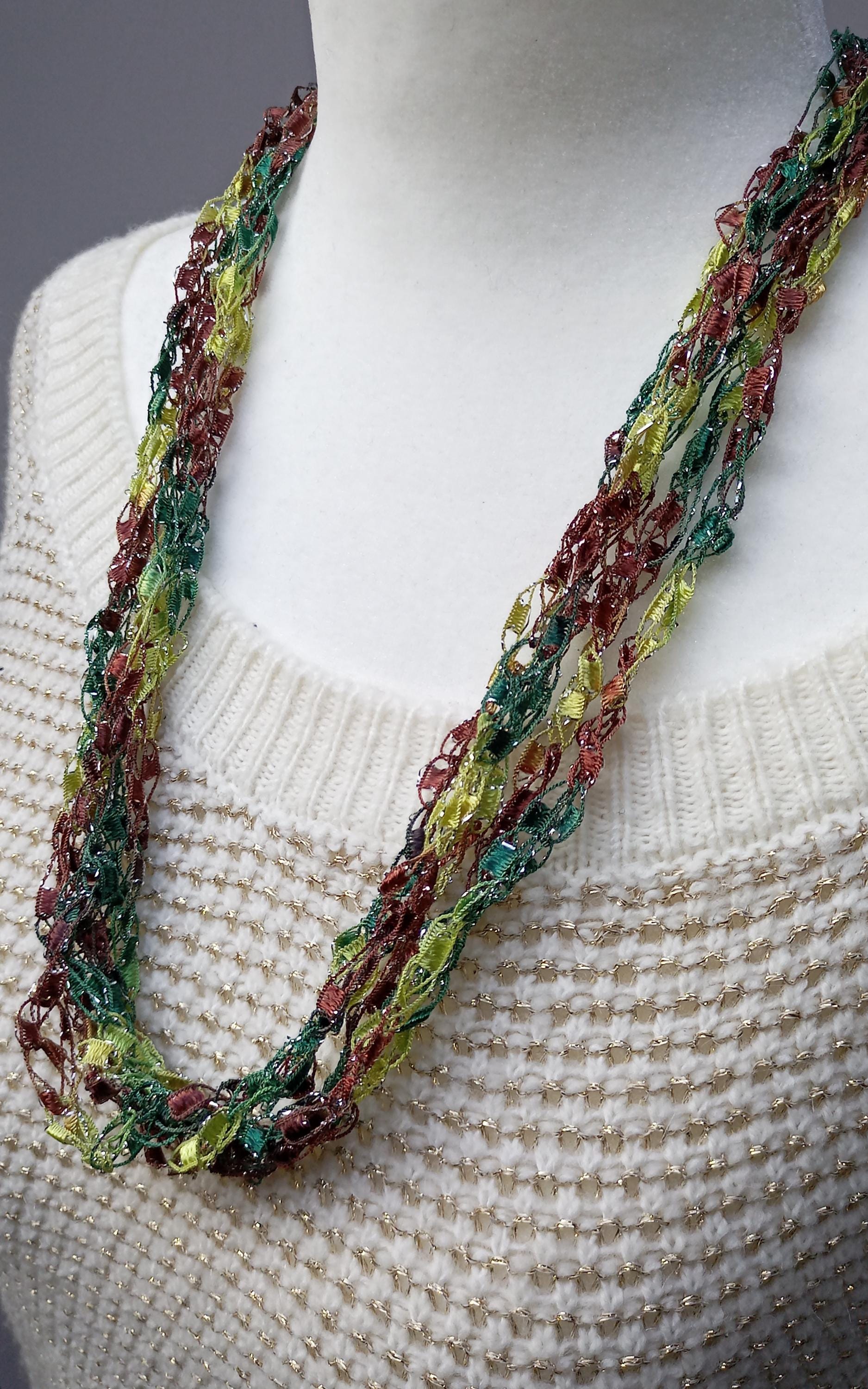 Collier Fantaisie Crocheté Main – Ruban Treillis – Modèle #136 Fiesta – Neuf Sans Boîte