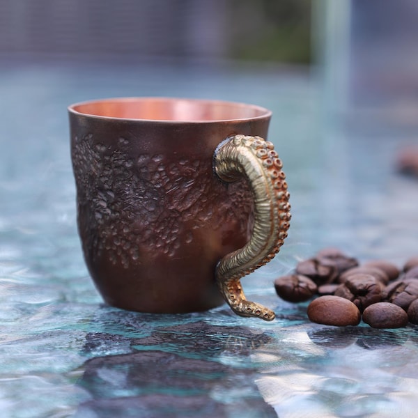Taza de pulpo de cobre martillado a mano - Asa de tentáculo de latón