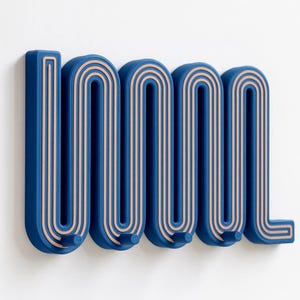 Könnte beinhalten: Ein blauer Wandgarderobenständer mit einem einzigartigen, wellenförmigen Design. Der Ständer hat gebogene Abschnitte mit beigen Akzentlinien und kleine Haken zum Aufhängen von Gegenständen. Die Gesamtästhetik ist modern und minimalistisch.