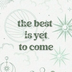 Può includere: Sfondo chiaro con un motivo ripetuto di elementi celesti in verde tenue, tra cui lune, stelle, nuvole e costellazioni. Il testo "the best is yet to come" è in grassetto, verde.