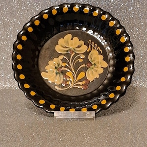 Plato de pared húngaro esmaltado en negro