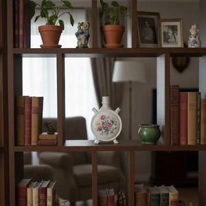 Fiaschetta da pellegrino in porcellana Zsolnay, vaso floreale a forma di luna ungherese, arredamento shabby chic cottagecore, motivo a rose vintage (scheggiatura sulla base)