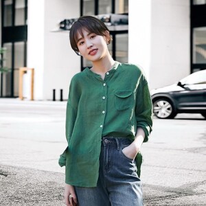 Peut inclure: Une chemise verte boutonnée avec une poche poitrine unique, associée à un jean en denim bleu. La chemise a des manches longues et une coupe décontractée. La tenue est adaptée pour un usage décontracté.