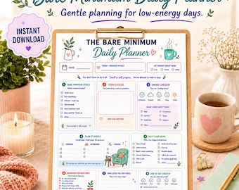 Puede incluir: Una hoja de planificador diario en un portapapeles de madera titulada The Bare Minimum Daily Planner. La página blanca incluye secciones para objetivos, energía, autocuidado y mantras con iconos coloridos de plantas y tazas.