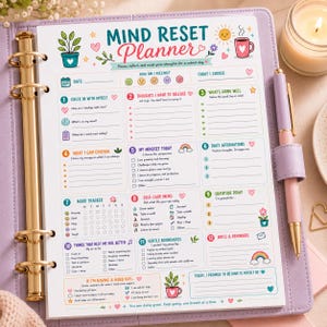 Puede incluir: Una p&aacute;gina de Mind Reset Planner dentro de una carpeta lavanda con un mecanismo de anillas dorado y un bol&iacute;grafo rosa. El papel blanco presenta encabezados coloridos, iconos y secciones para registros diarios, seguimiento de &aacute;nimo y gratitud.