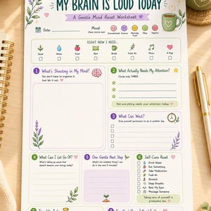 Puede incluir: Una hoja de trabajo de papel blanco titulada My Brain Is Loud Today, A Gentle Mind Reset Worksheet. Incluye secciones para el seguimiento del estado de &aacute;nimo, necesidades y ocho indicaciones, incluyendo What's Shouting in My Mind, What Actually Needs My Attention y Self-Care Reset, decoradas con coloridas ilustraciones florales y bot&aacute;nicas.
