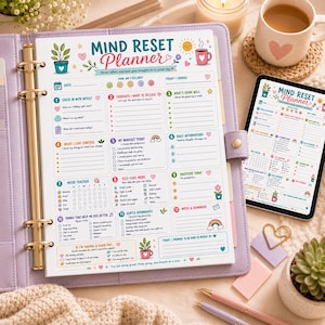 Puede incluir: Una p&aacute;gina de Mind Reset Planner dentro de una carpeta color lavanda, con secciones para seguimiento del estado de &aacute;nimo, afirmaciones diarias, gratitud y autocuidado. La p&aacute;gina incluye ilustraciones coloridas de plantas, un sol y una taza con textos.