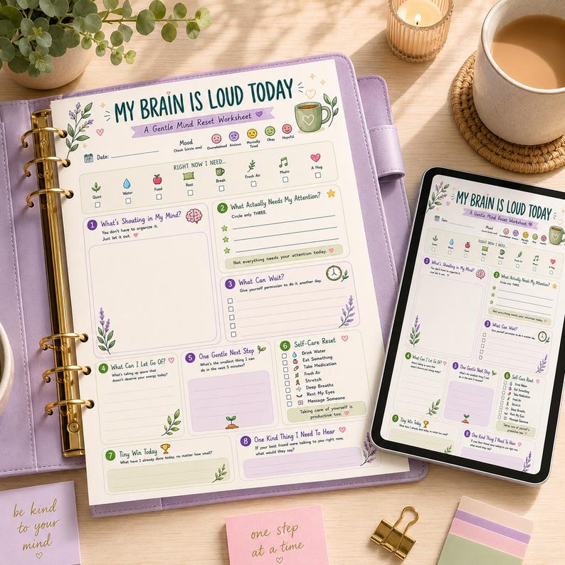 Puede incluir: Una carpeta lavanda que contiene una hoja de trabajo My Brain Is Loud Today para el bienestar mental, con secciones para el estado de &aacute;nimo y tareas. Una tableta muestra la misma hoja junto a una tarjeta con el texto be kind to your mind.
