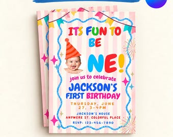 Puede incluir: Una plantilla de Canva editable para una invitación de primer cumpleaños con fondo de rayas rosas y blancas, una foto de un bebé con un gorro de fiesta naranja y texto colorido que dice ITS FUN TO BE ONE, JACKSON'S FIRST BIRTHDAY y los detalles.