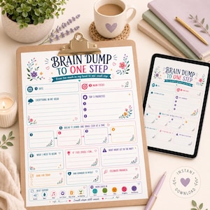Könnte beinhalten: Ein Brain Dump to One Step Planerblatt auf einem Holz-Klemmbrett und einem Tablet-Bildschirm. Der Planer enthält Abschnitte für Datum, Hauptfokus, Prioritäten und kleine Schritte, verziert mit bunten Blumenillustrationen und Symbolen.