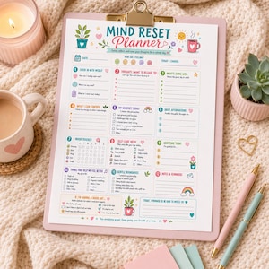 Puede incluir: Una hoja de papel Mind Reset Planner sobre un portapapeles rosa. El planificador presenta doce secciones numeradas con iconos coloridos, incluyendo un rastreador de estado de &aacute;nimo, afirmaciones diarias y un men&uacute; de autocuidado.
