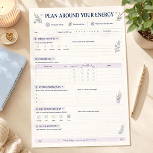 Pode incluir: Uma folha de planeamento em papel branco intitulada Plan Around Your Energy com sec&ccedil;&otilde;es para monitoriza&ccedil;&atilde;o de energia, planeamento di&aacute;rio, ritmo e reflex&atilde;o. O layout apresenta texto roxo e pequenas ilustra&ccedil;&otilde;es bot&acirc;nicas.