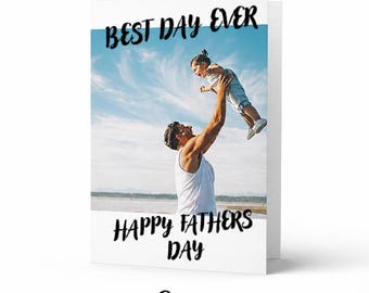 Puede incluir: Una tarjeta de felicitación con una fotografía de una persona levantando a un niño en el aire contra un cielo azul. El texto BEST DAY EVER está impreso en la parte superior y HAPPY FATHERS DAY en la parte inferior con una fuente negra manuscrita.