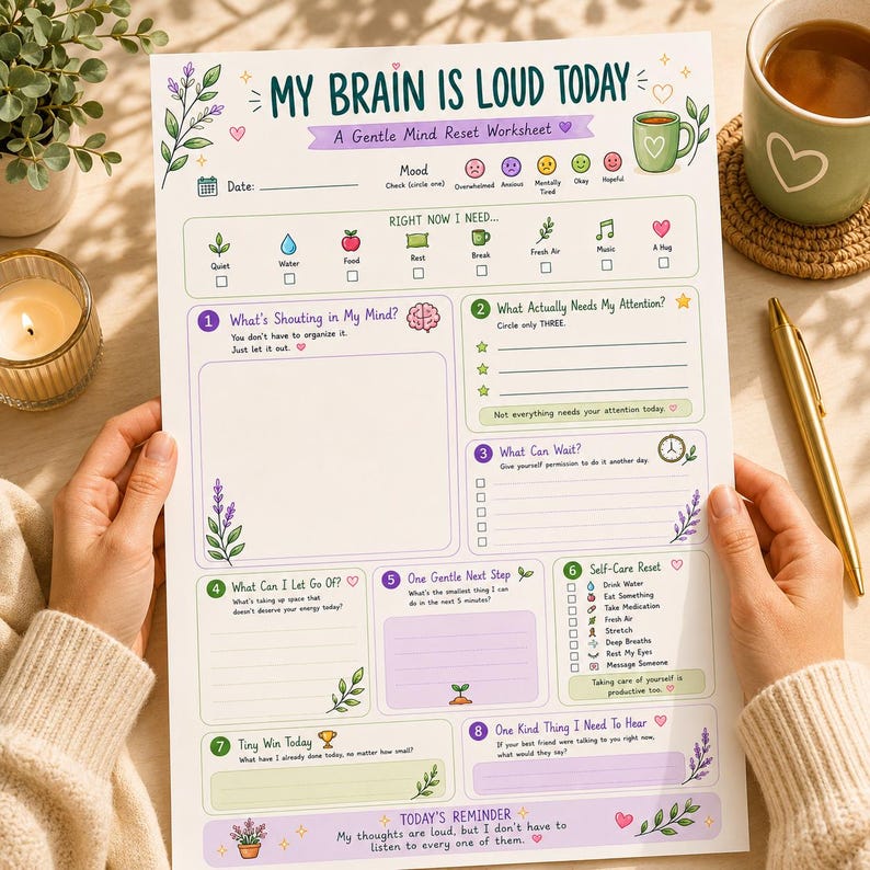 Puede incluir: Una hoja de trabajo de papel blanco titulada My Brain Is Loud Today: A Gentle Mind Reset Worksheet. Incluye secciones para el seguimiento del estado de &aacute;nimo, necesidades y consejos de autocuidado, decorada con plantas y corazones.