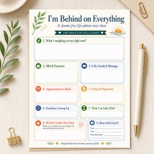 Könnte beinhalten: Ein weißes Blatt zur Lebensverwaltung mit dem Titel I'm Behind on Everything und dem Untertitel A shame-free life admin reset sheet. Die Seite enthält neun nummerierte Abschnitte mit Symbolen für Aufgaben, Rechnungen, Anrufe und Termine.