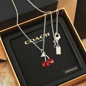 Collar con colgante de cereza chapado en oro Coach In Box. Collar de cereza de moda, regalo para mujer.