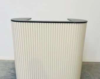 Moderner weißer Empfangstresen: Geriffelte Oberfläche, kompaktes Design