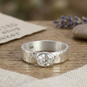 Ovaler Moissanit-Ring, breites Band aus 925er Sterlingsilber, gehämmertes Ehering-Design, Zargenfassung