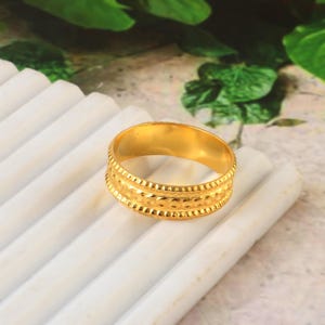 Handgjord 18K guldpläterad ring - Texturerad geometrisk vigselring - Minimalistisk unisex stapelring