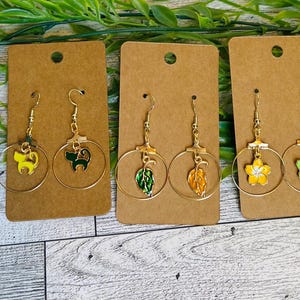 Pendientes de aro con dijes de esmalte desiguales / Planetas, gatos, hojas, flores