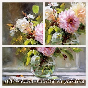 Op de afbeelding: Een olieverfschilderij in drieluik met boeketten van roze en witte bloemen in heldere glazen vazen. Het kunstwerk bevat groene bladeren en de tekst "100% hand-painted oil painting" onderaan. Het schilderij heeft een zachte, impressionistische stijl.