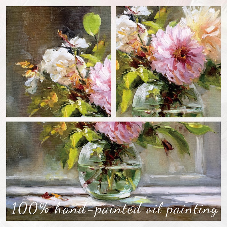 Op de afbeelding: Een olieverfschilderij in drieluik met boeketten van roze en witte bloemen in heldere glazen vazen. Het kunstwerk bevat groene bladeren en de tekst "100% hand-painted oil painting" onderaan. Het schilderij heeft een zachte, impressionistische stijl.