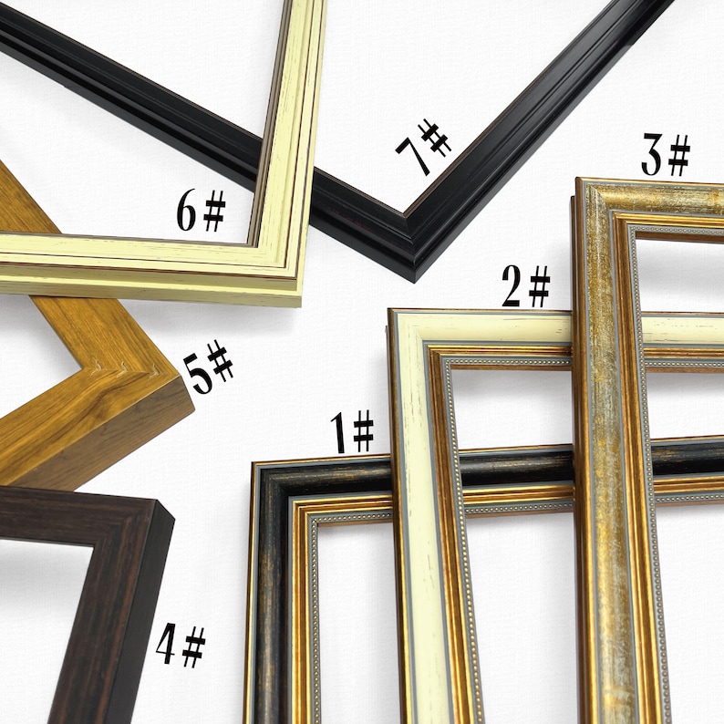 Op de afbeelding: Een verzameling fotolijsten in verschillende stijlen en kleuren. De lijsten omvatten zwart, goud, cr&egrave;me en houttinten. Elke lijst is genummerd van 1 tot 7.