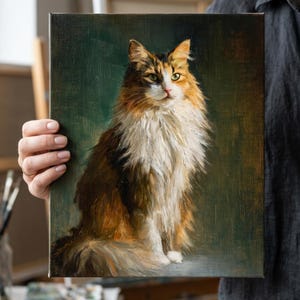 Pu&ograve; includere: Dipinto a olio dettagliato di un gatto a pelo lungo con un mix di pelliccia marrone, arancione e bianca, su uno sfondo verde scuro. Il gatto &egrave; raffigurato seduto, con uno sguardo concentrato.