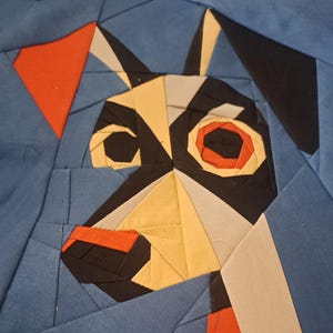 Peut inclure: Ensemble de trois tasses en céramique avec une finition mate et mouchetée. Les tasses sont dans des tons crème, gris clair et gris foncé. Chaque tasse a un design simple et minimaliste, parfait pour le café ou le thé.