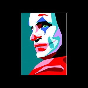 Puede incluir: Un retrato de estilo pop art de una persona con pintura facial blanca, labios y nariz rojos, y acentos azules y rojos. La persona tiene ojos verdes y está sobre un fondo turquesa. La imagen está enmarcada en un borde blanco.
