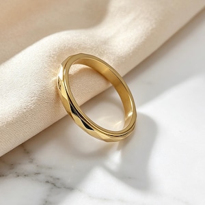 Può includere: Un set di tre tazze in ceramica color crema con smalto maculato. Ogni tazza presenta un diverso motivo floreale dipinto a mano nei toni del blu, verde e giallo. Le tazze hanno una forma semplice e arrotondata.