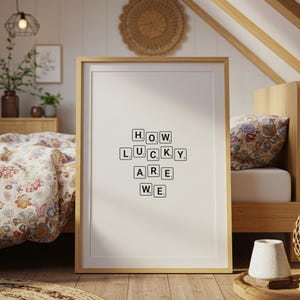 How Lucky Are We Print, Scrabble Tiles Typografie (Digitaler Download)