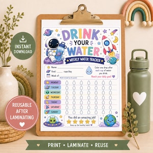 Könnte beinhalten: Ein wöchentlicher Wassertracker auf einem Klemmbrett mit Weltraum-Illustrationen wie einem Astronauten, einer Rakete und Planeten. Der Text lautet Drink Your Water, Weekly Water Tracker und enthält Zeilen für jeden Wochentag mit Wassertropfen.