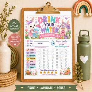 Può includere: Una tabella settimanale per il monitoraggio dell'acqua su una cartellina, con un coniglio, una casetta e file di icone a forma di goccia per segnare l'assunzione giornaliera. Il testo riporta Drink Your Water, Weekly Water Tracker e i giorni.