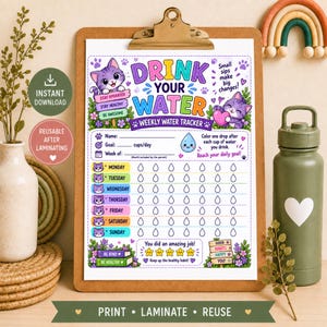 Puede incluir: Una tabla de seguimiento semanal de agua en un portapapeles con ilustraciones coloridas de gatitos, flores y gotas de agua. El texto dice Drink Your Water, Weekly Water Tracker, e incluye secciones para nombre, meta, semana y filas diarias.