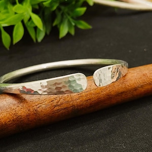 Brazalete abierto de plata esterlina martillada y forjada a mano: pulsera minimalista ajustable