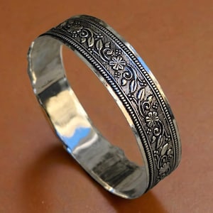 Oxidiertes Sterling Silber Armreif Set: Handgefertigter, floraler, indischer Schmuck