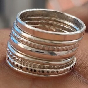 Staplingsringar i sterlingsilver: Hamrade och vridna band