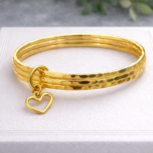 Conjunto de brazaletes apilables minimalistas de oro amarillo martillado