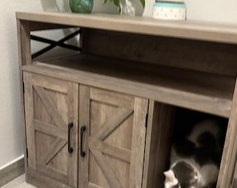 Arenero para gatos estilo granja con rascador