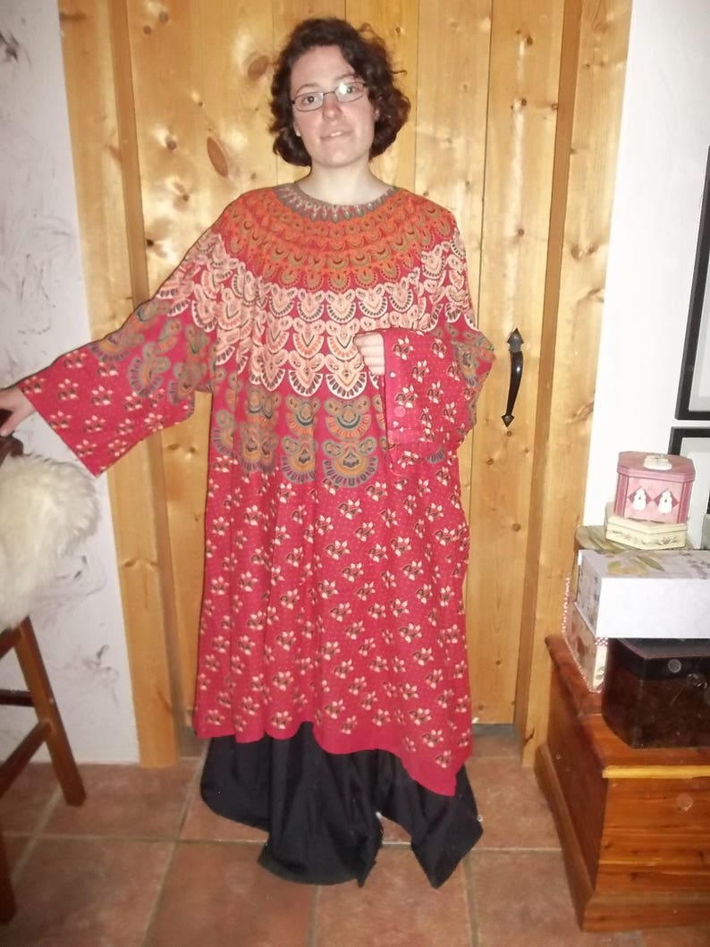 Celtic tunic in red cotton