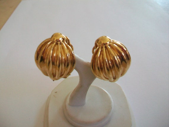 Vintage lot signed clip earrings, gold tone, Nola… - image 6