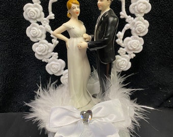 Mariée enceinte romantique avec bébé, enfant. Décoration de gâteau de mariage Cadeau des dieux pour Noël Haut du marié. Grossesse future famille