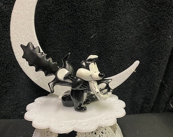 Pepe Le Pew & poor Penelope Looney Wedding cake topper Top Skunk cat WB Looney Tunes “ I will never let you go “