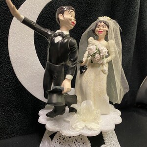 Style vintage Wilton s'enfuir marié réticent gâteau de mariage Topper mariée et marié haut drôle image 2