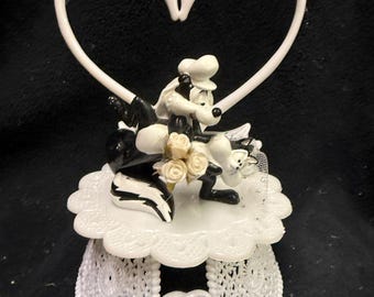 Pepe Le Pew & Penelope Looney dancing  dip Wedding cake topper Top Skunk cat WB Looney Tune Christmas Valentine Groom top swans